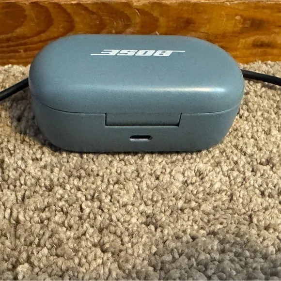 Bose Quiet Comfort Blue Earbuds with Charging Case - Picture 3 of 5
